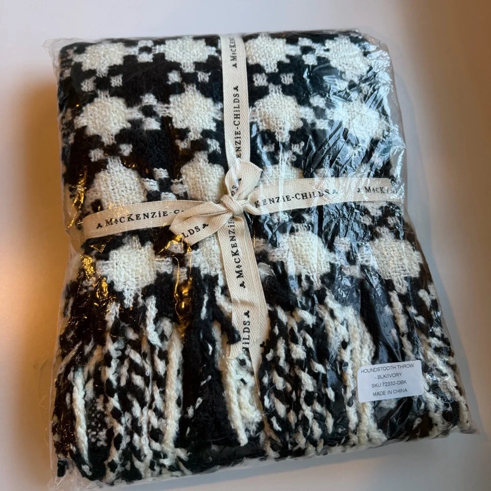 MacKenzie-Childs Black and White Houndstooth Throw - Picture 3 of 8